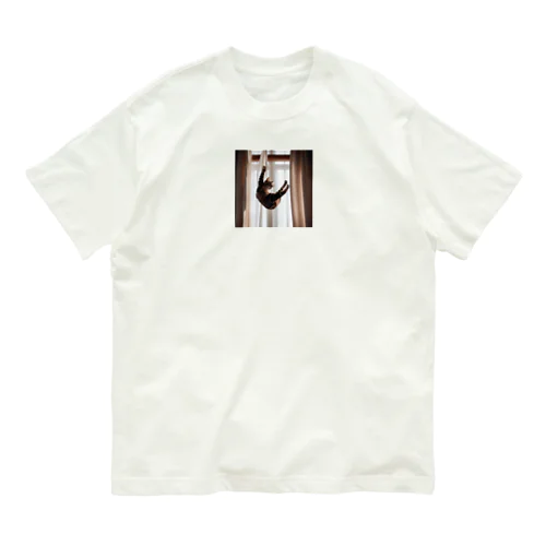 カーテンにつかまっているネコ Organic Cotton T-Shirt