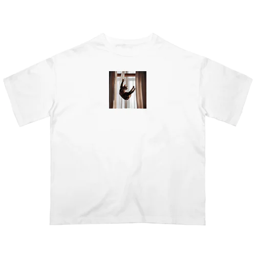 カーテンにつかまっているネコ Oversized T-Shirt