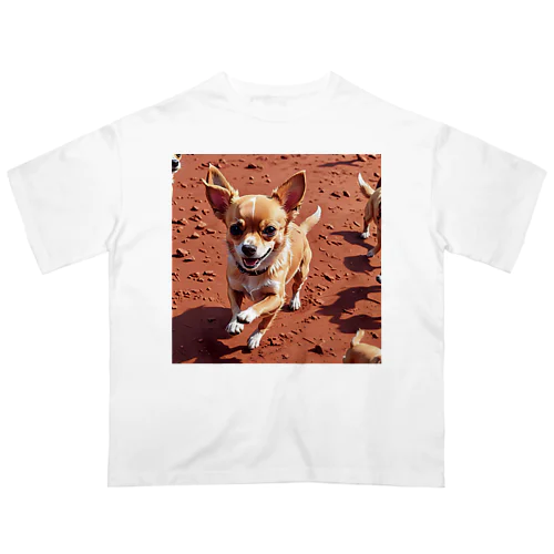 元気いっぱい走るチワワ Oversized T-Shirt