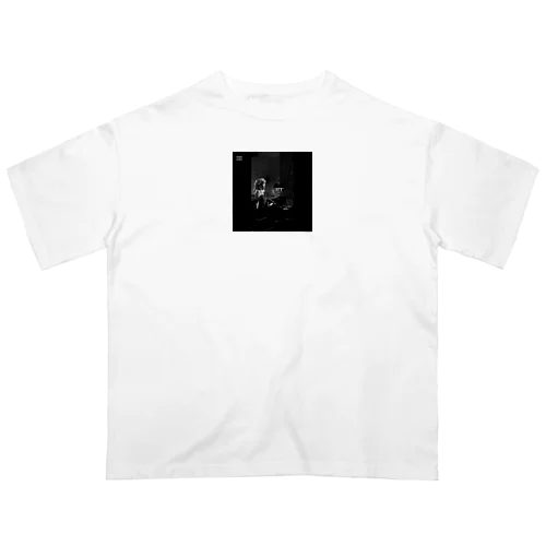 1950年代のドレスを着た女性ロゴ入り　オリジナルアイテム Oversized T-Shirt