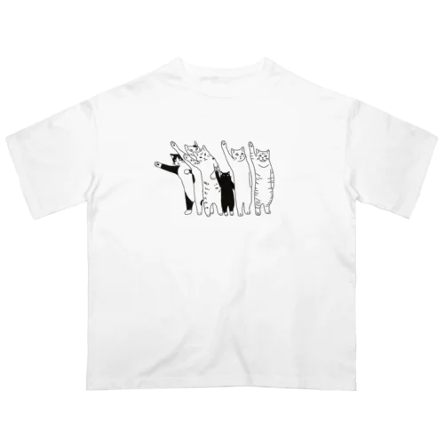 ヘイ！ タクシー！一台に乗るつもりの猫達 Oversized T-Shirt