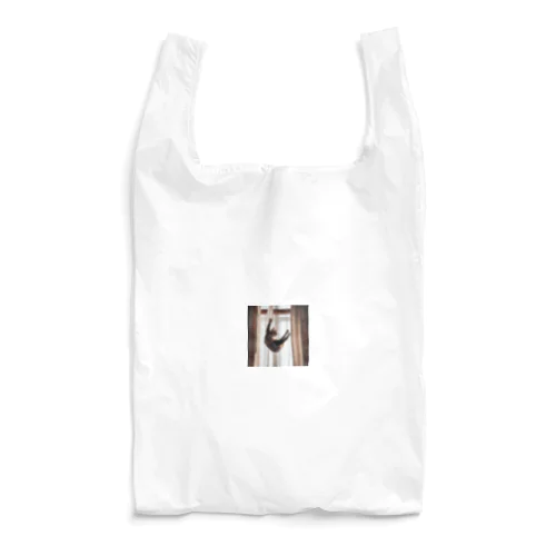 カーテンにつかまっているネコ Reusable Bag