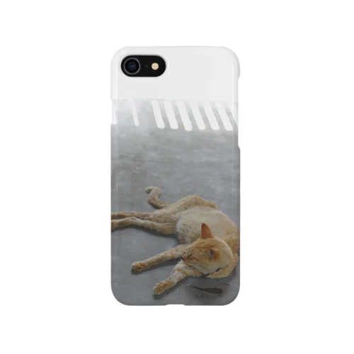 ここは涼しいニャ～ iPhone Smartphone Case
