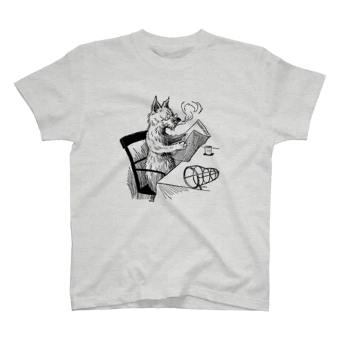 新聞を読む犬 ＜ルイス・ウェイン＞ Regular Fit T-Shirt