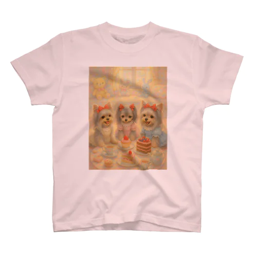 「ティーパーティー・ヨーキーズ」ふわもこ×メルヘンTシャツ Regular Fit T-Shirt