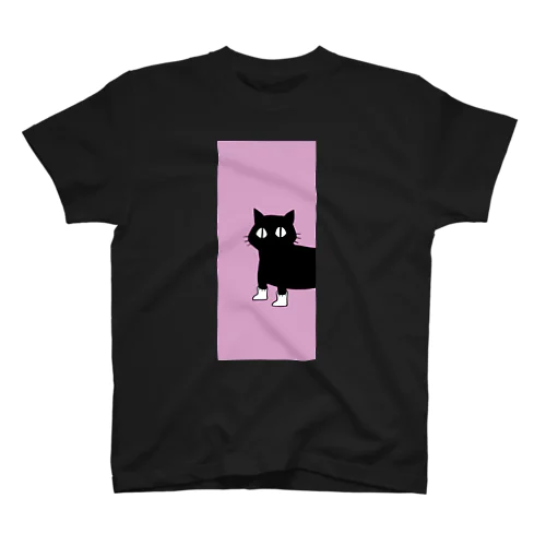 くつ下をはいたネコが玄関で Regular Fit T-Shirt
