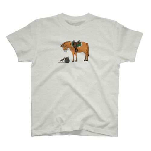 ウブグイの馬と三毛猫サビ猫 Regular Fit T-Shirt