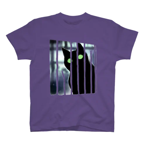向こうに何かいるニャ Regular Fit T-Shirt