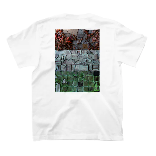 廃墟の床は□くて Regular Fit T-Shirt