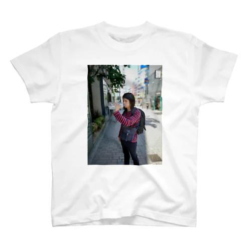 街中でデカイ水飲む人 Regular Fit T-Shirt