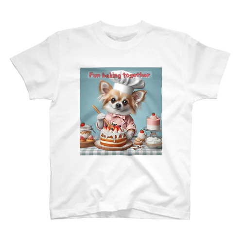 ケーキ作るチワワちゃん Regular Fit T-Shirt