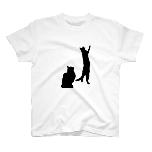 何かを見つめる黒猫たち Regular Fit T-Shirt