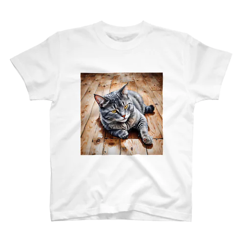 寝転ぶ灰色のネコ Regular Fit T-Shirt