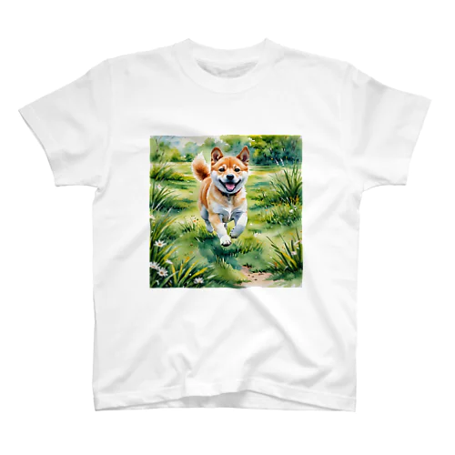 野原を駆ける柴犬 Regular Fit T-Shirt