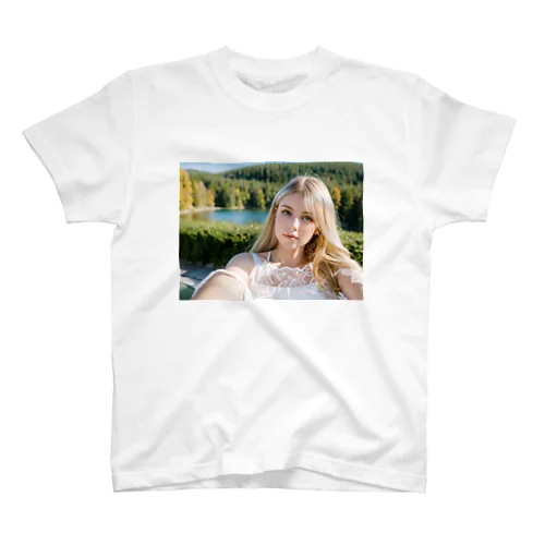 見つめる美女 Regular Fit T-Shirt