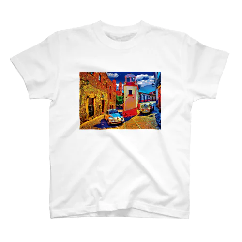 メキシコ タスコの教会塔と白いタクシー Regular Fit T-Shirt