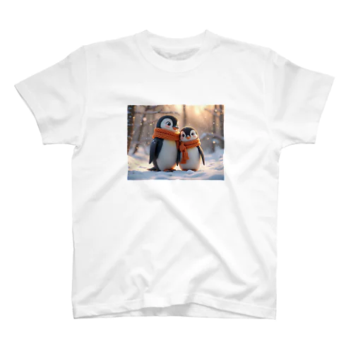 冬の仲間たち：黄金色に輝く雪景色とペンギンの親子 Regular Fit T-Shirt