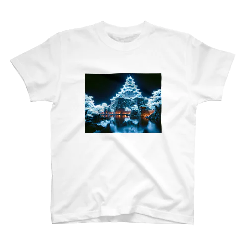 輝く冬の城：雪に覆われた日本の城の夜景 Regular Fit T-Shirt
