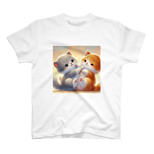 ふわもこ子猫：じゃれあってるにゃ Regular Fit T-Shirt