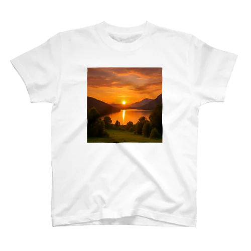 穏やかな湖の夕暮れ Regular Fit T-Shirt