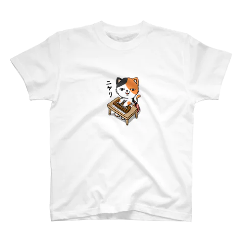 ニヤリそろばんネコ Regular Fit T-Shirt