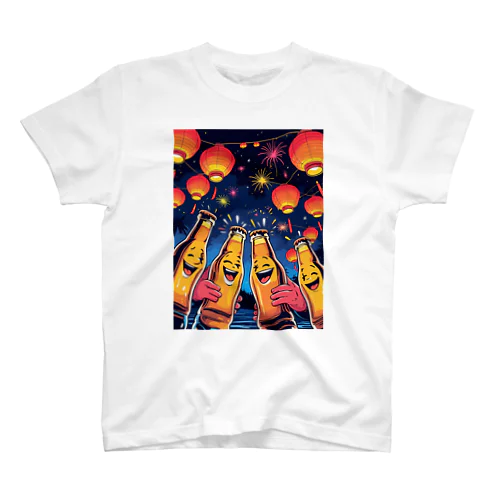 提灯とビール、真夏の乾杯 Regular Fit T-Shirt