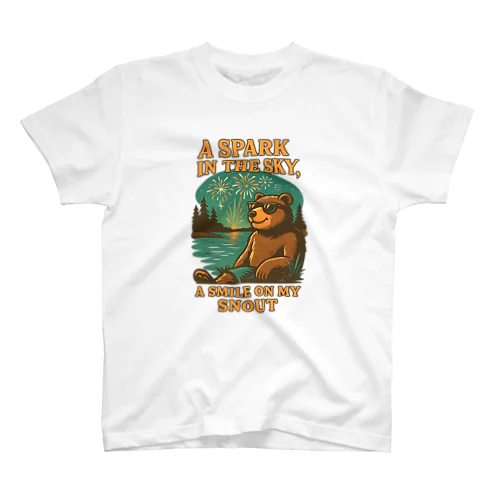 花火を楽しむクマ Spark in the Sky Regular Fit T-Shirt