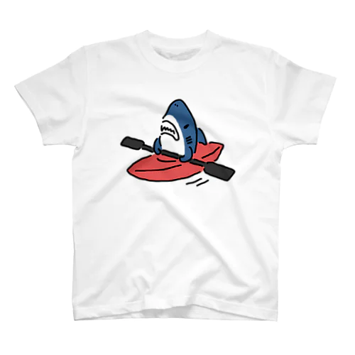 カヤックに乗るサメ Regular Fit T-Shirt