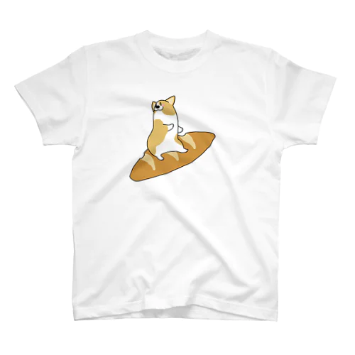 颯爽とパンを乗りこなすコーギー Regular Fit T-Shirt