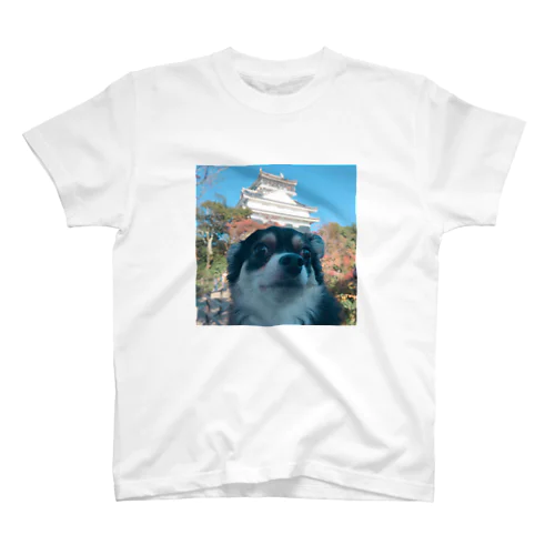 チワワと城 Regular Fit T-Shirt
