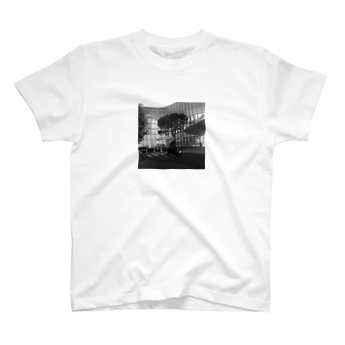美術館前跳躍 Regular Fit T-Shirt