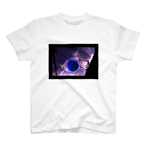 電柱と空とみ者 Regular Fit T-Shirt