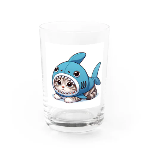 サメのフードを被った可愛らしい子猫 Water Glass