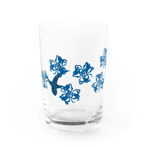 碧の彼岸花を泳ぐサメ Water Glass